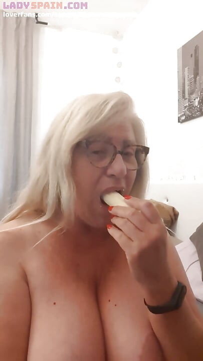 Fina își pune o banană în pizdă. Ea o gustă și se masturbează, atât de excitată!