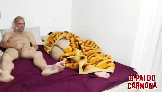 Üvey kızım poposunu dışarı çıkardı, ben penisini uzattım