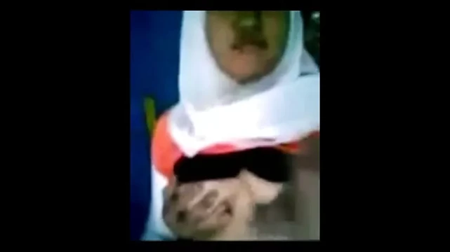 Hijaber manis digrepe gendruwo