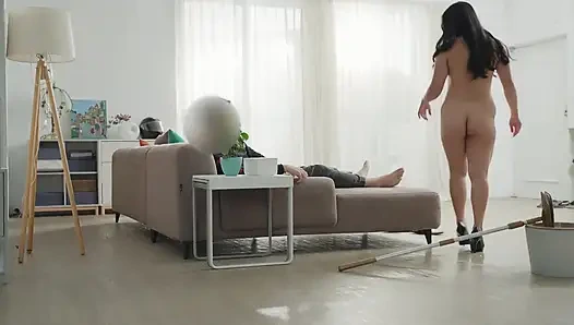 Taylandlı hizmetçi yarağımı temiziyor - sapık orta yaşlı seksi kadınlar