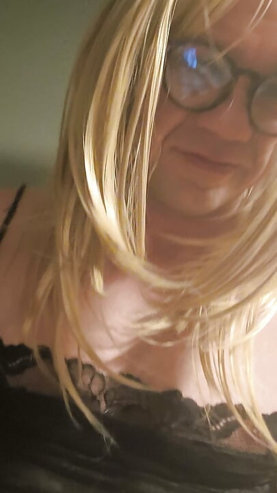 Sissy N. aus Berlin Show's her body und lip's, wanna suck nice deep cock