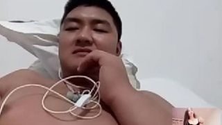 Chinesischer Typ vor der Webcam