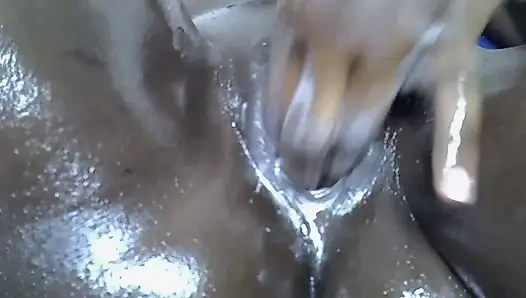 Amcığımda biraz yarak istiyorum