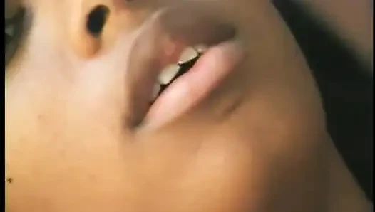Pria kulit hitam besar menjilati memek cewek berkulit cokelat nakal dan kemudian menidurinya di tempat tidur