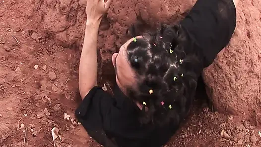 Kecantikan Terkubur di Pasir: Seks Fetish Luar Ruangan Liar