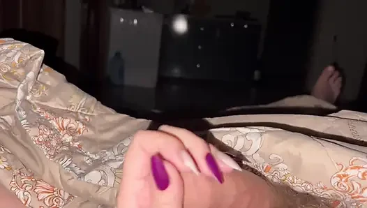 Herkes televizyon izlerken, komşum yarağımı sıvazladı, emdi ve sokmak zorunda kaldı!