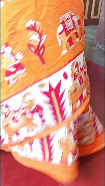 Desi huisvrouw verandert saree terwijl ze in het geheim wordt bekeken door een Bengaalse meid