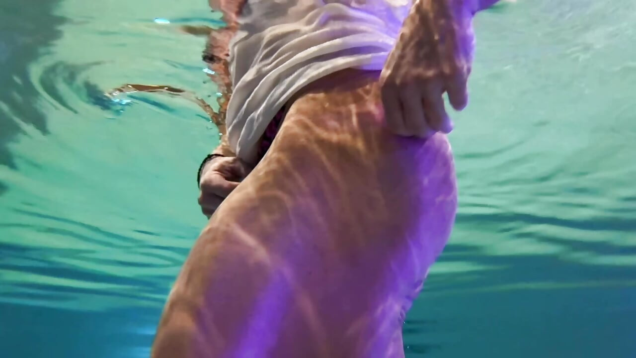 Amazon Kandy Flexes Her Massive Biceps in Her Hotel Pool