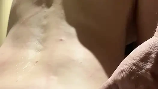 Lara di kamar mandinya