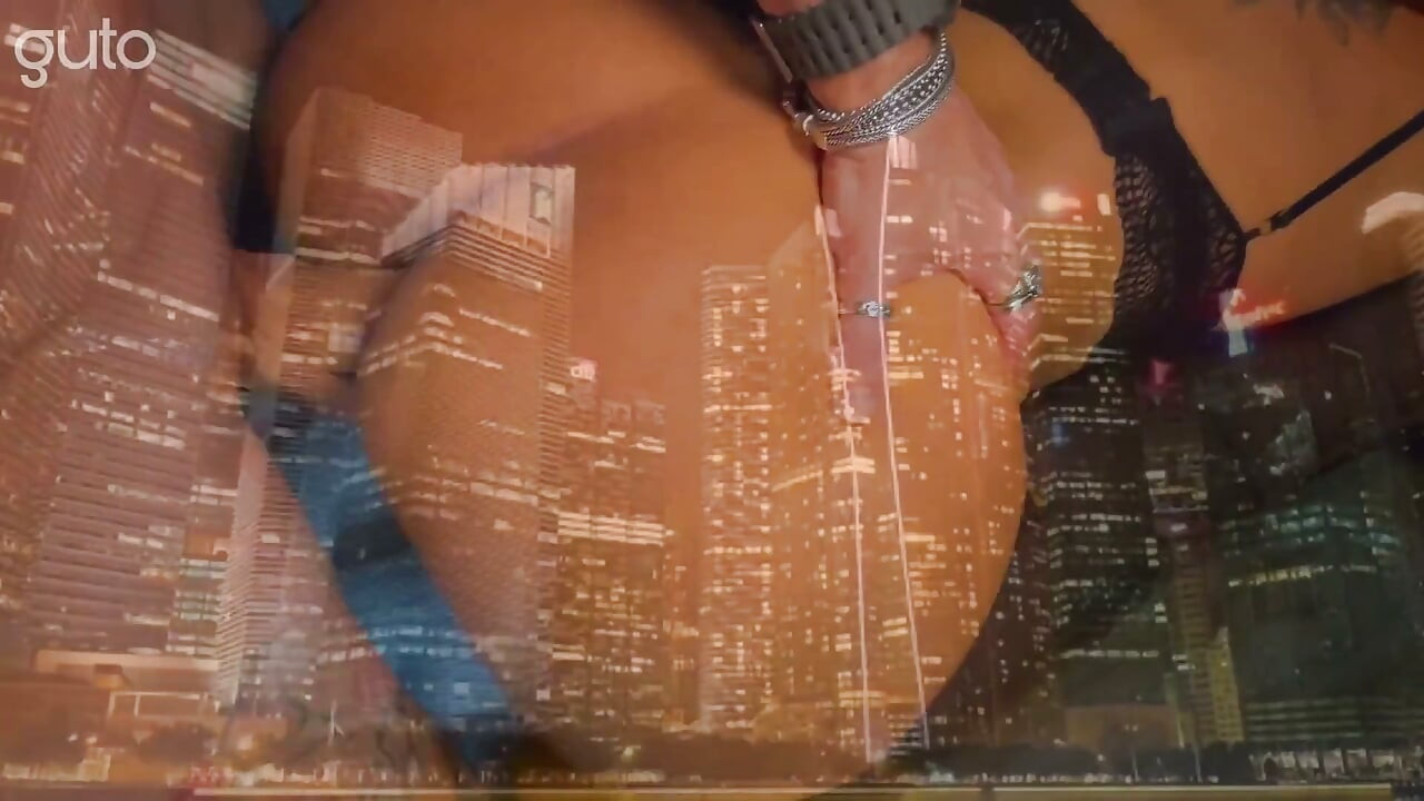 Follando el apretado coño de esa nena caliente en el balcón mientras hace un show para los vecinos traviesos