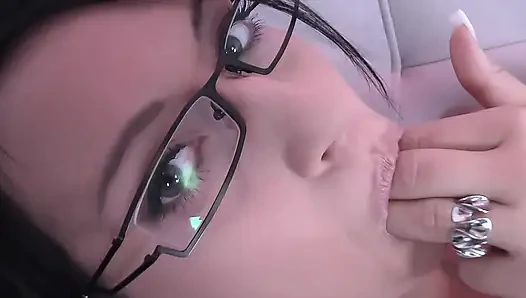 Edepsiz bir ev hanımı ıslak amında dildoyla inliyor