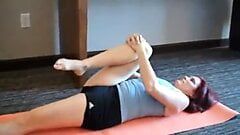 Nacktes Yoga mit Stiefmutter führt zu einem Creampie