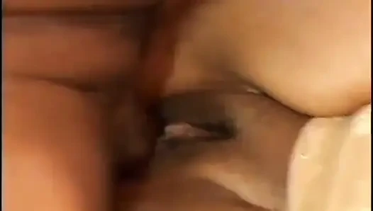 Tante nakal dengan pantat montok lagi nungging supaya lubang pantatnya dijilat