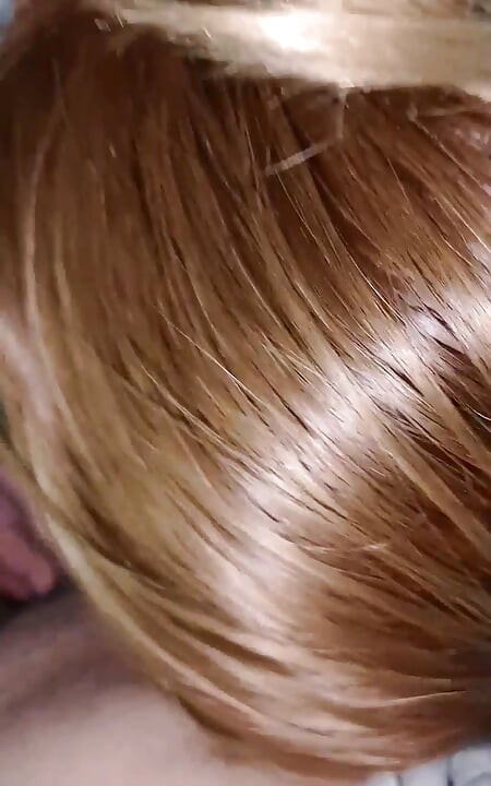 Rubia me chupa junto al pc en vivo