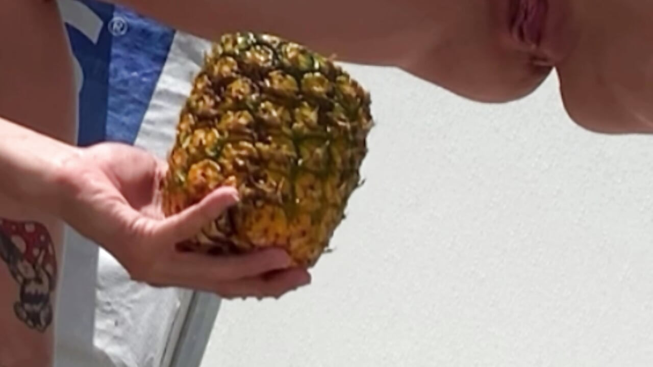 19 anos garoto bebe seu xixi de banana