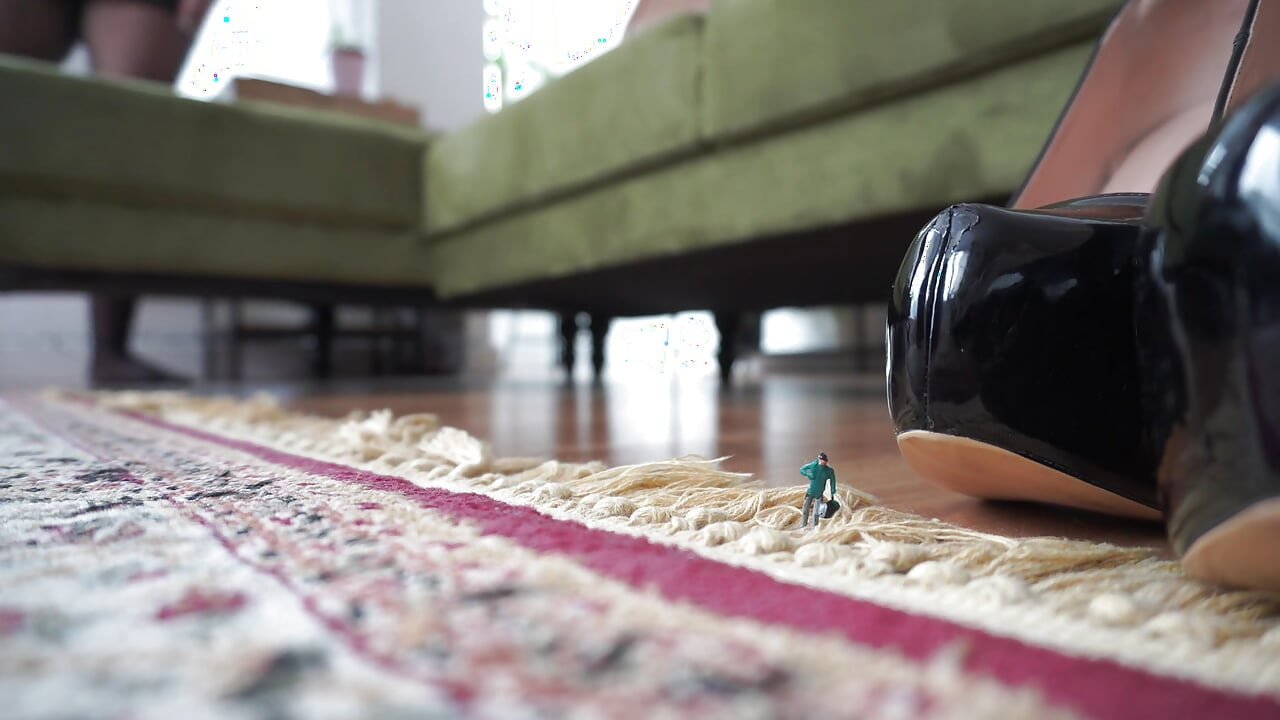 Kæmpekvinde leger gemmeleg med skrumpede kolleger