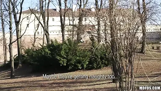Halka açık pikaplar - Kristine Crystalis deri ceketini ve sıkı götünü gösteriyor