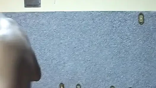 Pejantan erotis menjilati memek cewek seksi sebelum menidurinya saat dia mengisap kontol