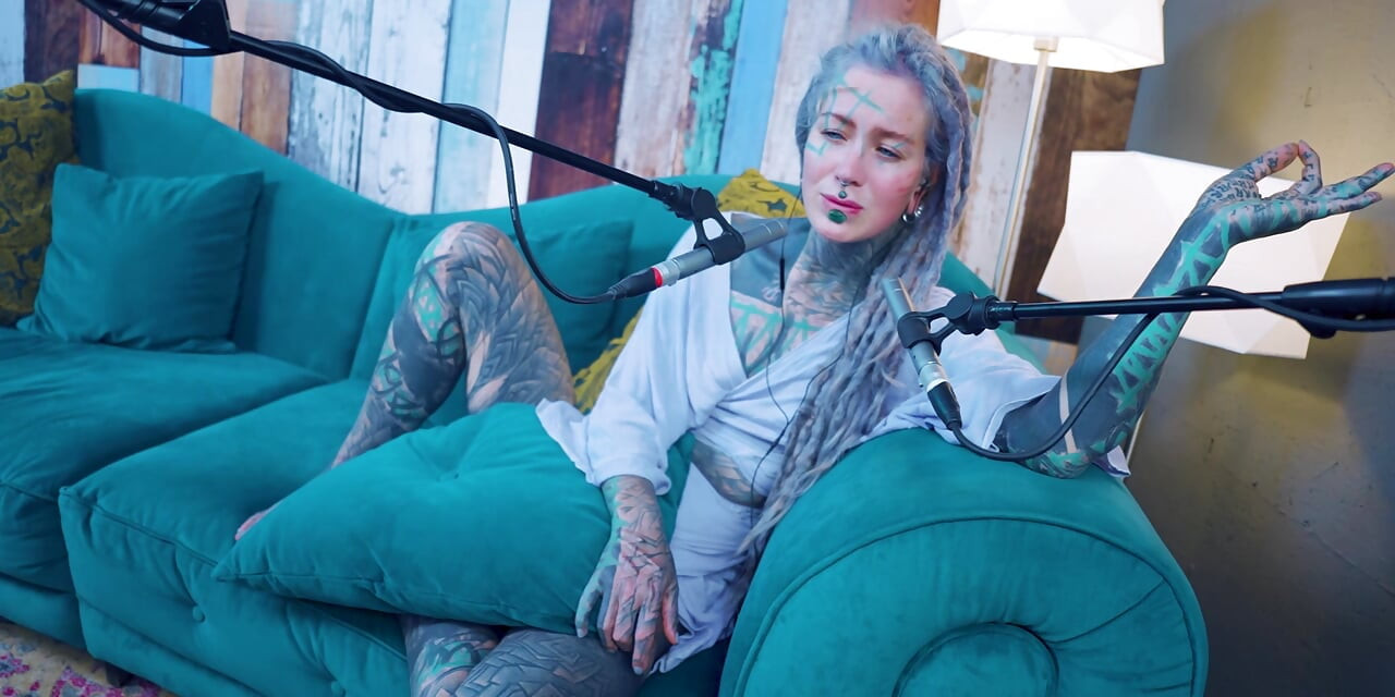 Ich spreche über H - Glück - ASMR podcast SFW spricht goth dünnes mädchen dreadlocks tattoo-modell inked mädchen