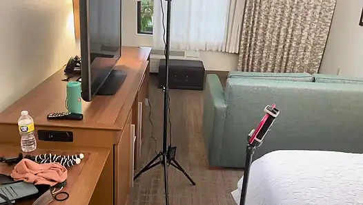 Извращенная замужняя пара трахает шлюховатую юную крошку за кулисами