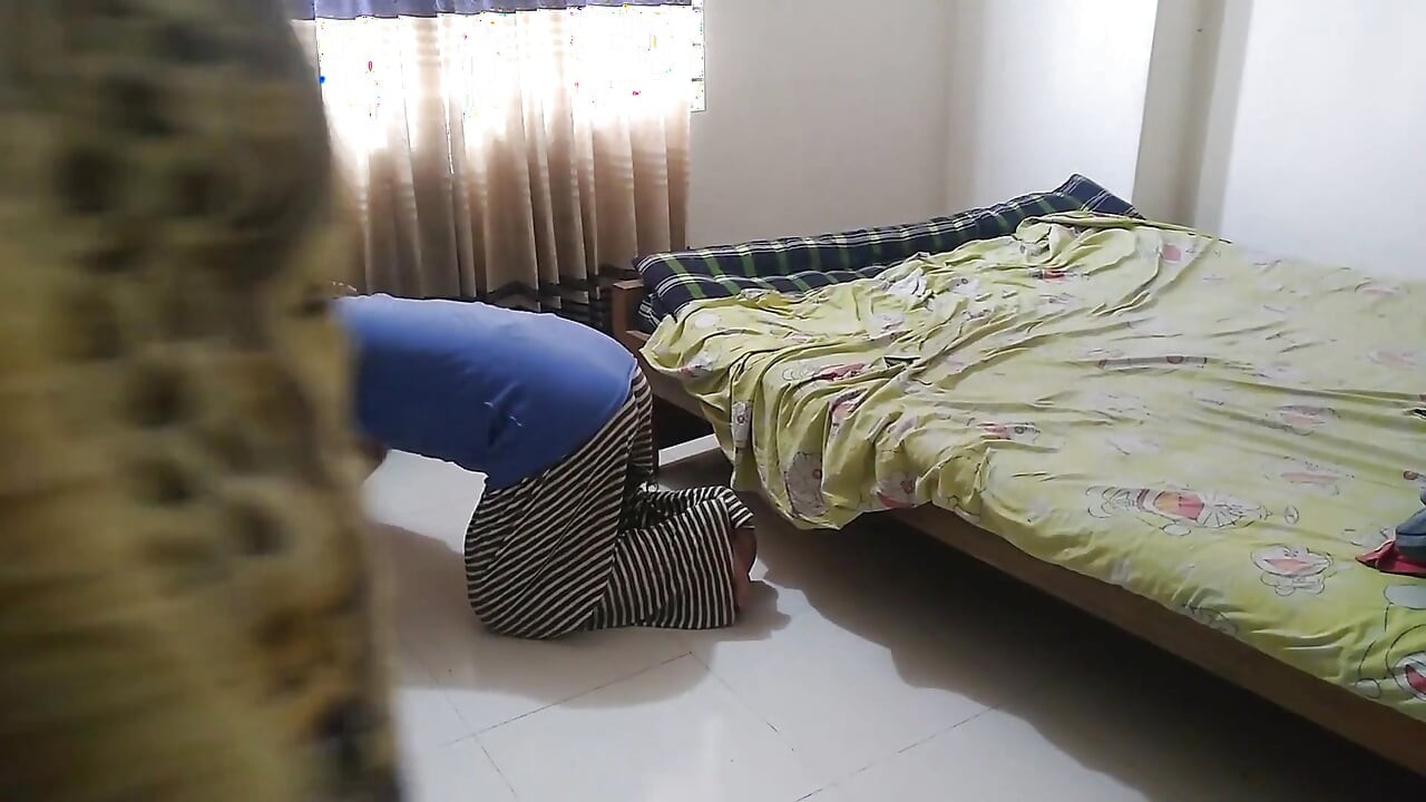 A Workman Was Cleaning the House Then Rich BBW A Hot Lady Owner Comes and Fucks Him Rough