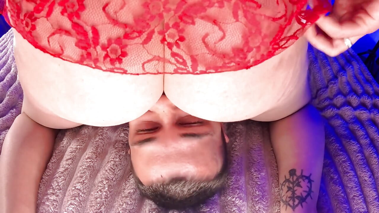 Treinando um escravo sob um grande vagabundo, envolvendo comer peidos