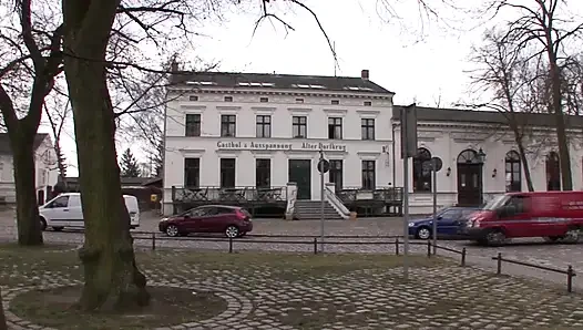 Boneka jerman diajak ngentot sama pria asing sampai dicrot di muka