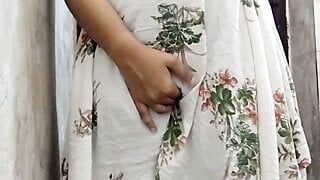 Новая замужняя жена трахает пальцами ее задницу. жена дези, горячая индианка