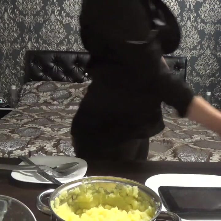 מרסקים את הטאבלט ומשפילים אותך