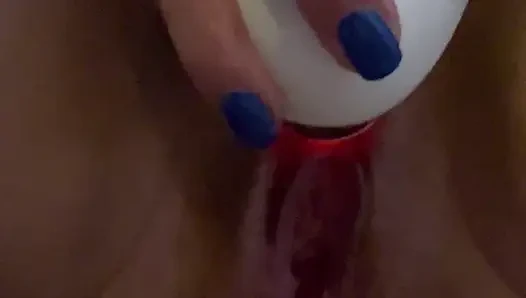 Tante seksi muncrat banyak banget gara-gara lubang pantatnya dientot pakai butt plug