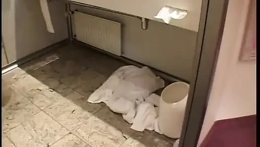 Yuvarlak götlü spex esmer bakış açısıyla sikiliyor