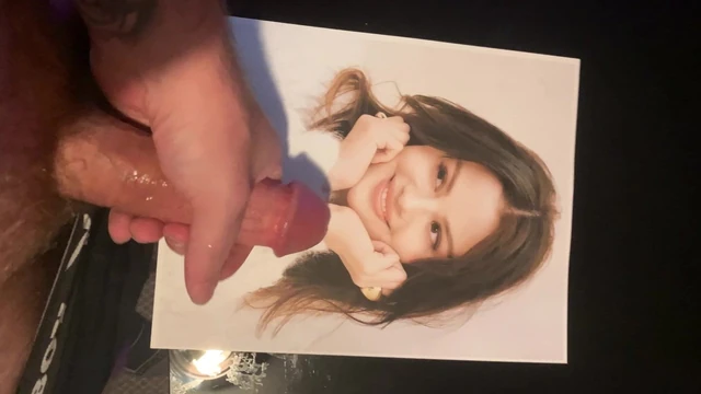 Selena Gomez cumtributes