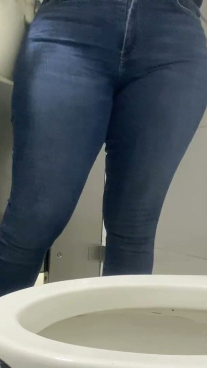 Seksi kız alışveriş merkezindeki umumi tuvalette yakalanıyor | Klip 3