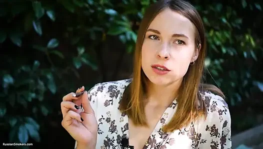 Evgeniya lagi asik merokok