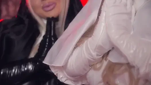 Сексуальные монахини-лесбиянки трахают друг друга