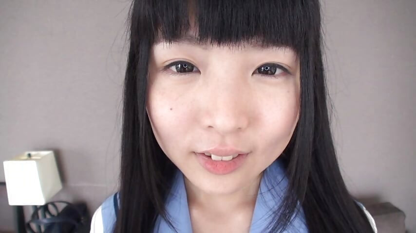 Ein reifer mann und ein mädchen in Uniform.