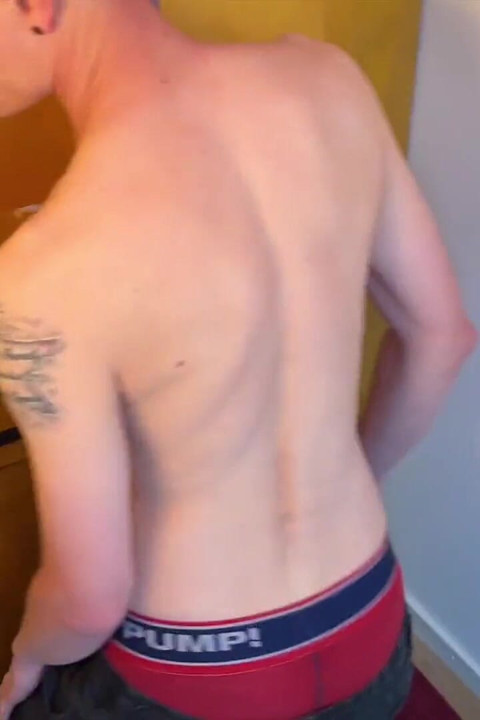 Twinks muda di gloryhole emas