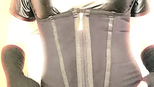 Süper seksi kadın kılıklı sürtük Kandi siyah lateksli ve çizmeli yarağını sallıyor pmv