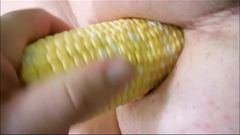 Grubaski seks analny z kolbą kukurydzy-warzywną wstawką analną