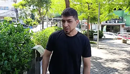 Üvey oğlunun meydanda araba yolculuğuna çıkmasını bekliyordu.