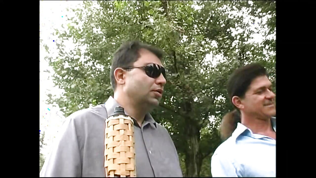 Partouze en plein air avec des salopes esclaves sucant des grosses bites et léchant des chattes sexy