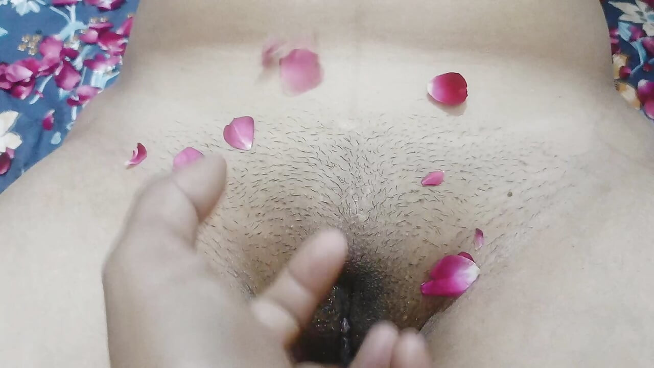 Моя подруга-студентка дала мне горячий сюрприз на день рождения на ночь - страстный секс с Rose лепестки и воздушные шары, настоящее домашнее видео