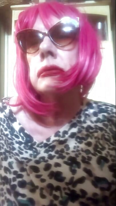 ROZE GEKLEURDE VOLWASSENE DIE HAAR LANGE VS120s ROOKT EN MET HAAR TEPELS SPEELT