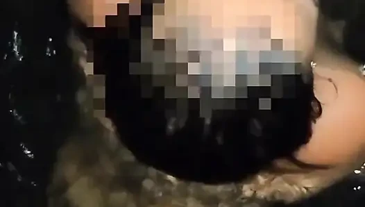 Menyelam diam-diam untuk berenang dengan istri sahabat tengah malam setelah dia pergi ke tempat tidur