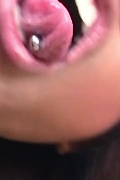 大きな胸のレディボーイが射精するまで熱いアナルセックスを受ける