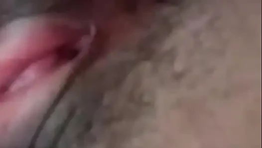 Asyalı Kız Vajinasını Ve Büyük Göğüslerini Gösteriyor