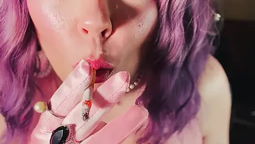 Симпатичная Tina Snua кончик к хвостам 2 сигареты с множеством дымовых колец в атласных перчатках и ювелирных изделиях