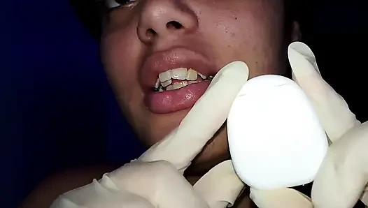 Diş Ipi Kullanmaya Çalışmak (Yakın Çekim)