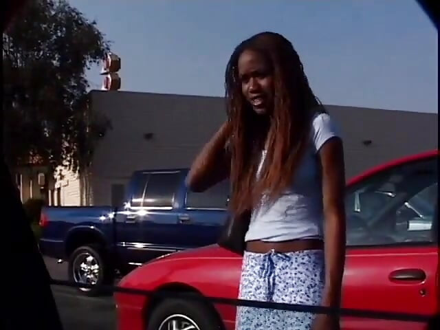 छोटे स्तनों वाली युवा साँवली को पूल द्वारा कुछ गोरे लंड की चुदाई मिलती है