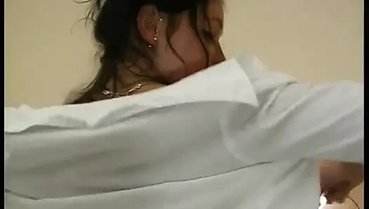 Remaja pemalu nyepong dan fingering memeknya yang berharga